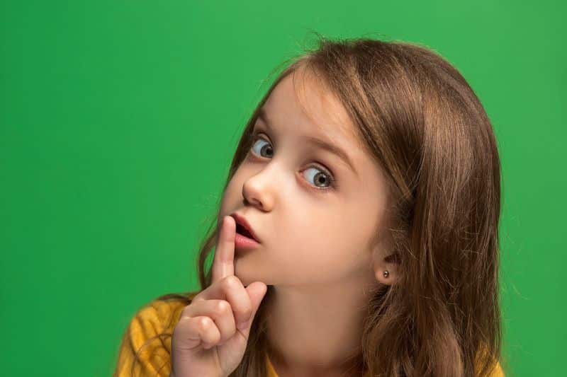 Niña pide silencio
