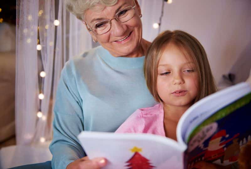 Niña leyendo con su abuela. comprensión lectora