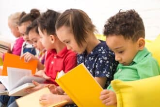Alumnos leyendo