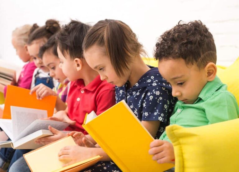 Alumnos leyendo