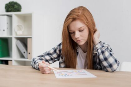 Niña haciendo ficha