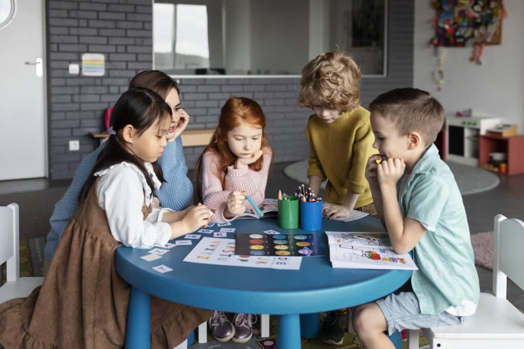 Niños jugando a juegos de mesa. Recreos pasados por agua