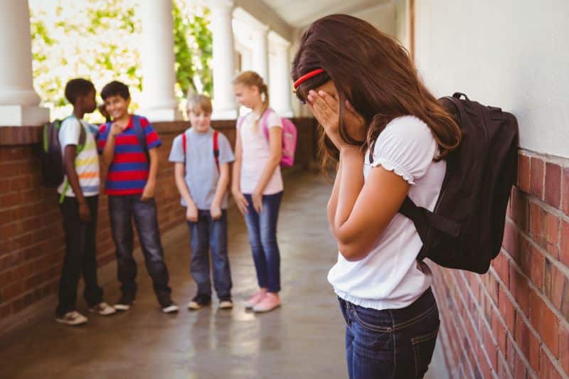 Niña llorando acoso escolar