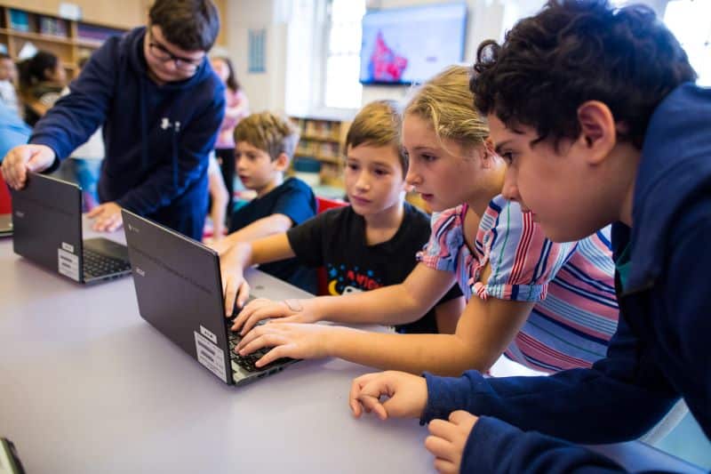 niños con ordenador ChromeOS Flex