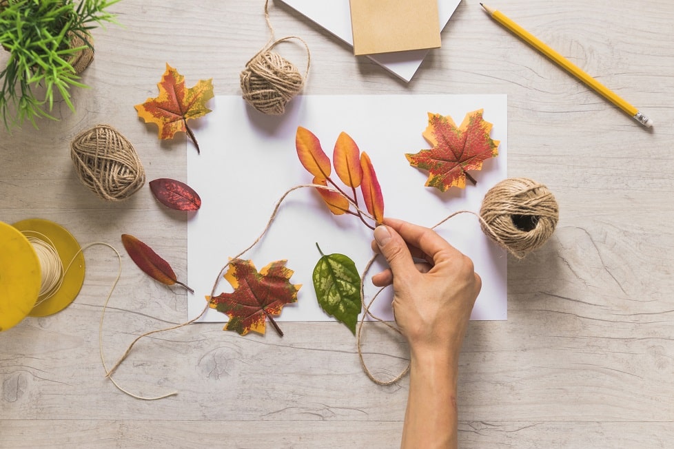 10 manualidades con hojas y flores secas para hacer en el aula o