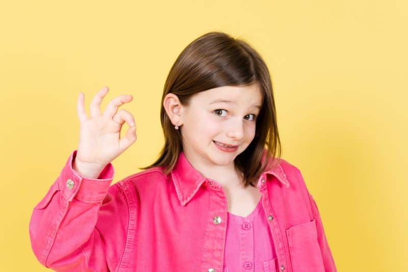 Niña haciendo gestos.
