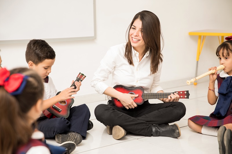 Descubre los beneficios de la musicoterapia en el aula con estos cursos