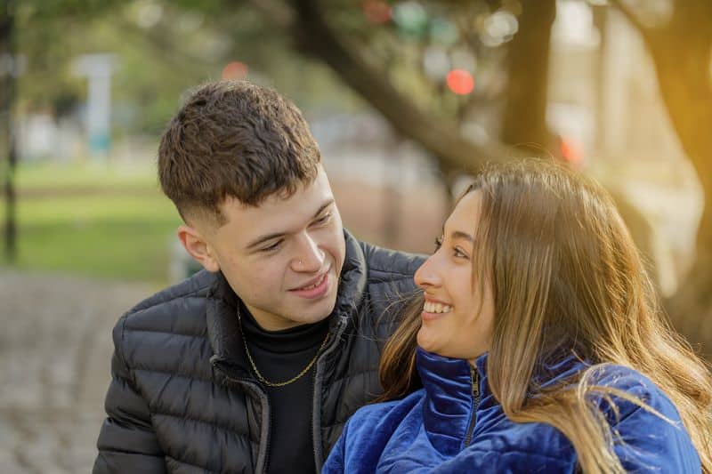 parejas jóvenes feminismo