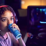 joven bebiendo bebidas energéticas