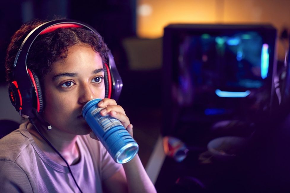 Joven Bebiendo Bebidas Energéticas