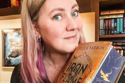 Rebecca Yarros con su libro 'Alas de hierro'