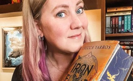 Rebecca Yarros con su libro 'Alas de hierro'