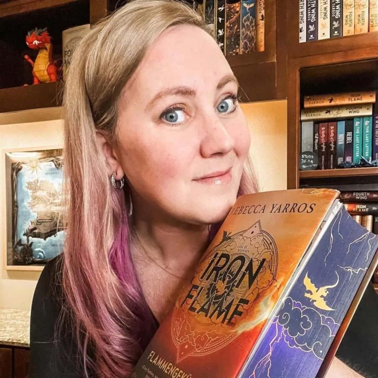 Rebecca Yarros con su libro 'Alas de hierro'