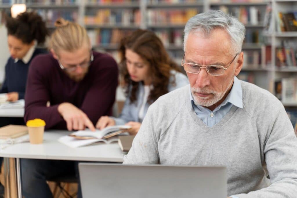 La inteligencia artificial generativa se está abriendo camino en la universidad impulsada por el uso que hacen de ella los docentes y, muy especialmente, los estudiantes.