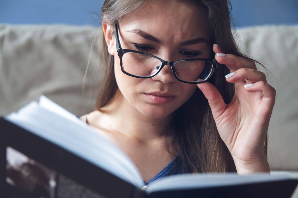 Leer no es malo para la vista: 6 mitos sobre la lectura y la salud ocular (y su explicación)