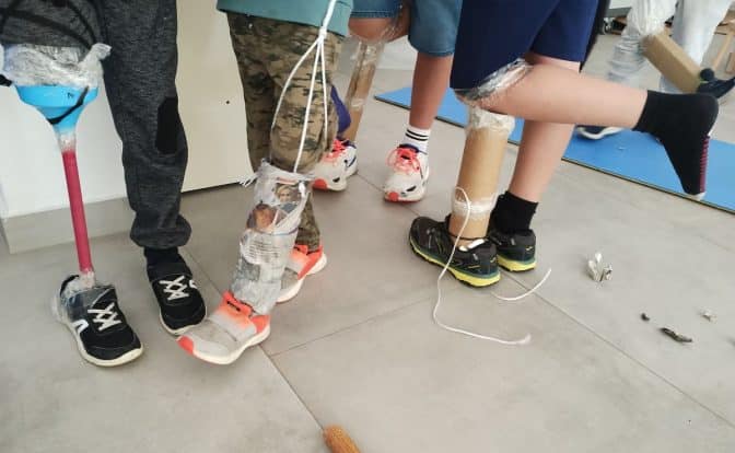 ¿Es posible crear una prótesis ortopédica en el aula? Estos estudiantes lo han hecho para entender la importancia de la inclusión creación de prótesis ortopédica