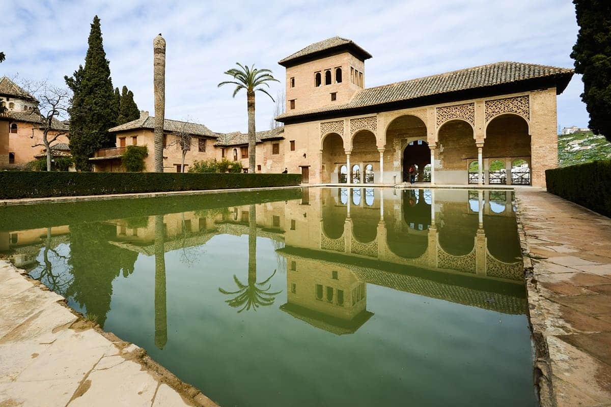 Libros de la Alhambra: historia, arte y leyenda entre páginas libros de la alhambra