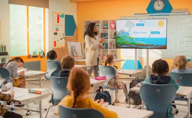 Enseñanza y tecnología: hacia una transformación educativa equilibrada mediamarkt bussines