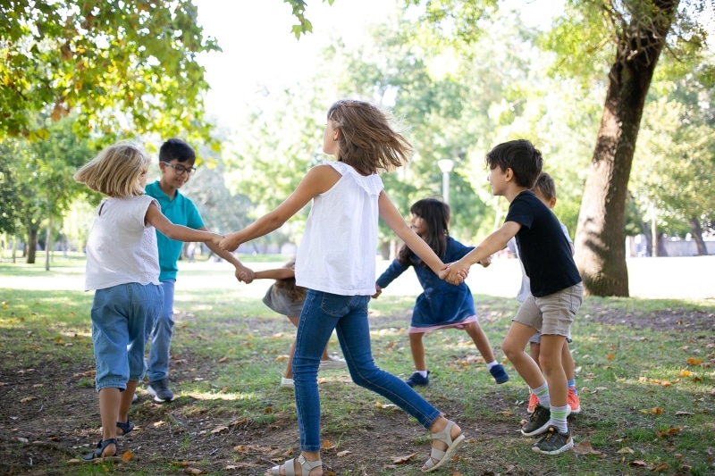 jugar al aire libre