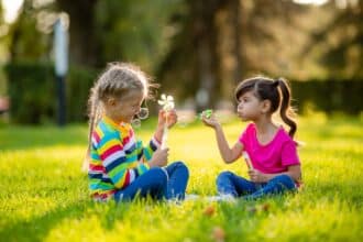 jugar al aire libre