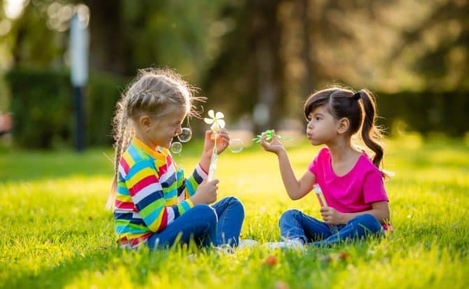 jugar al aire libre