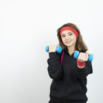 adolescente entrenando con pesas