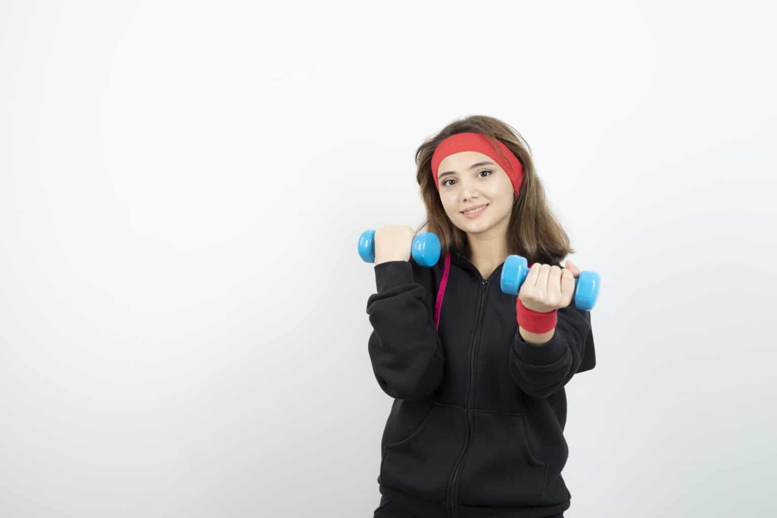 adolescente entrenando con pesas