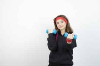 adolescente entrenando con pesas