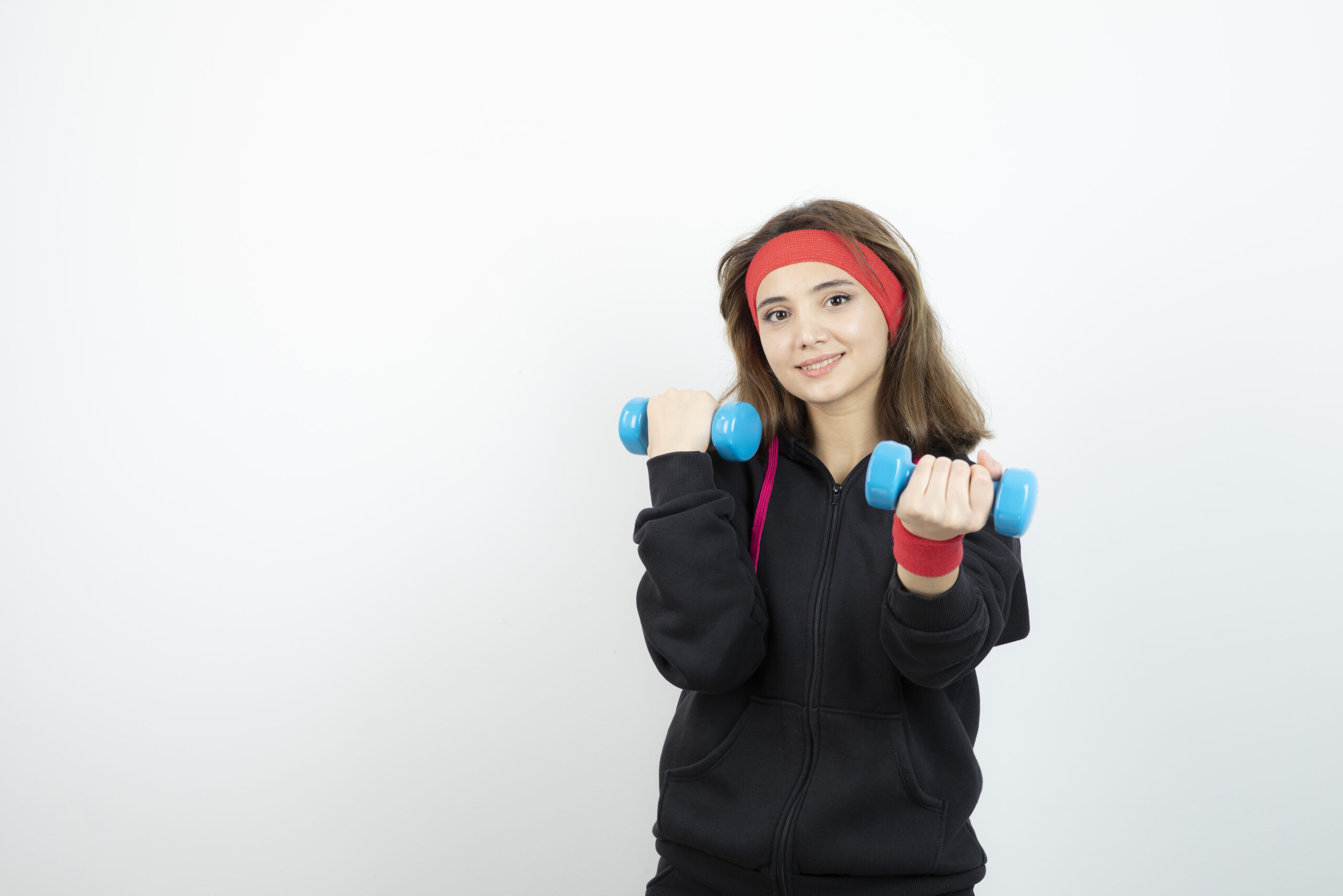 adolescente entrenando con pesas
