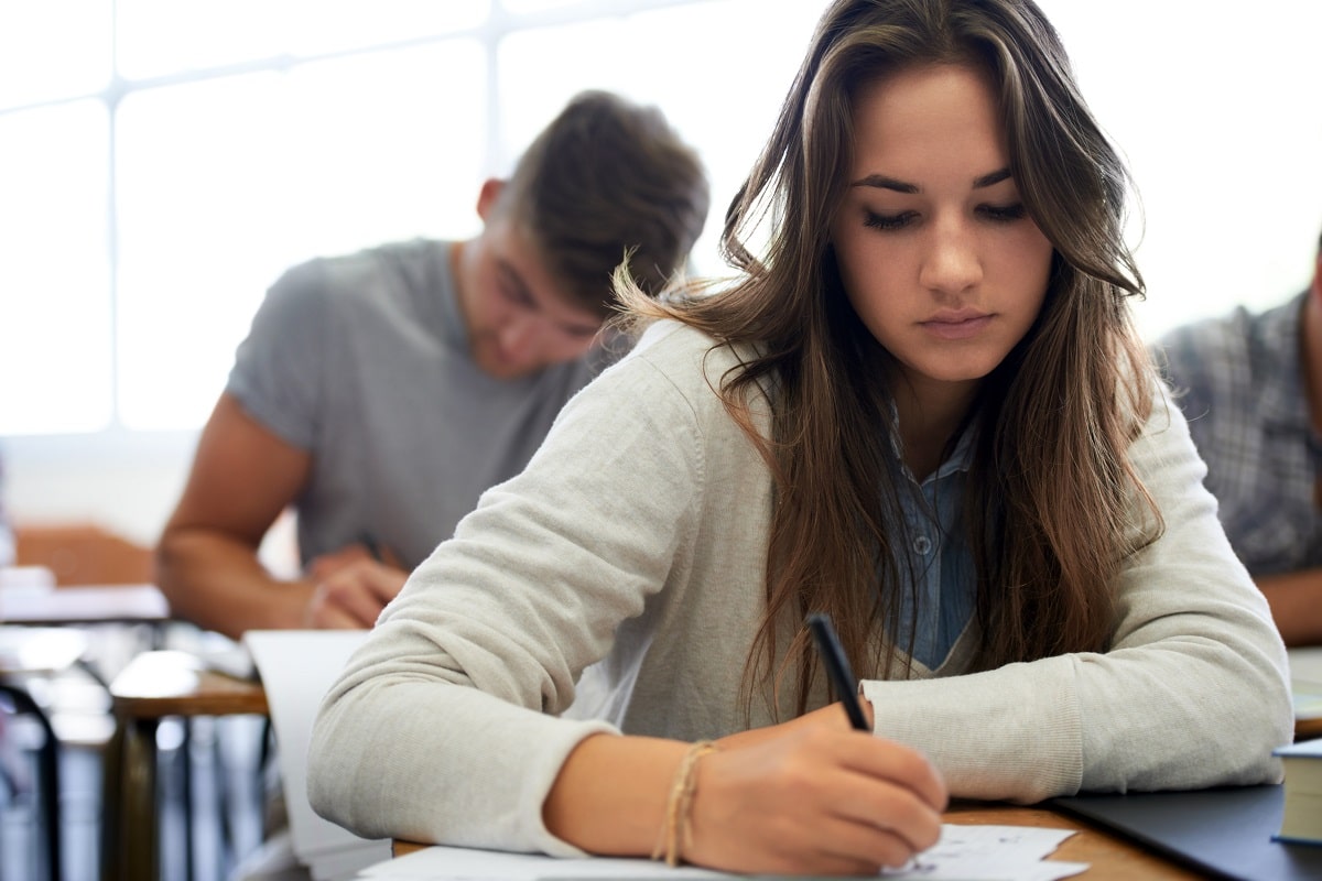Alumna haciendo examen IA