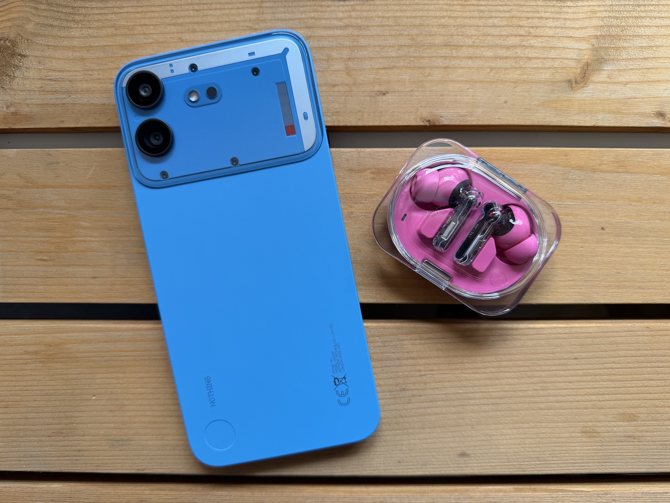 Nothing Phone (4b) y los ear (3a)