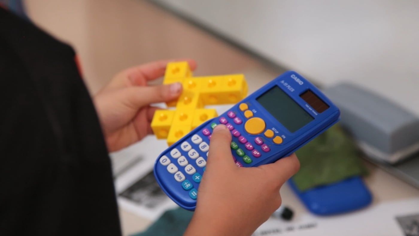 La calculadora en Primaria no sustituye el cálculo mental si se usa con intención didáctica: sirve para comprobar, explorar y resolver problemas.